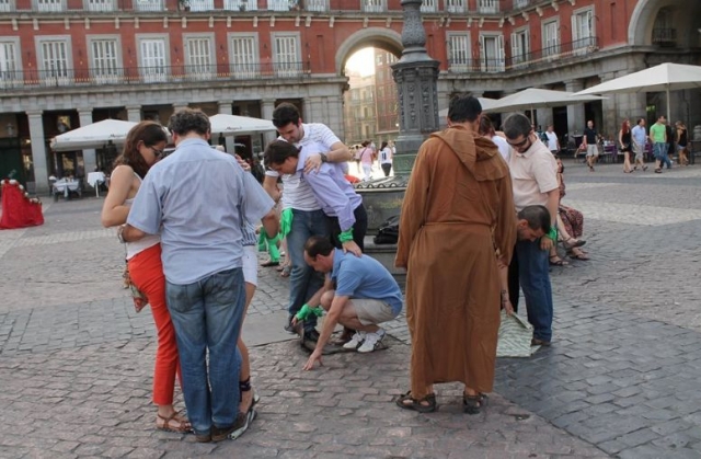 en la plaza mayor realizando una gymkana